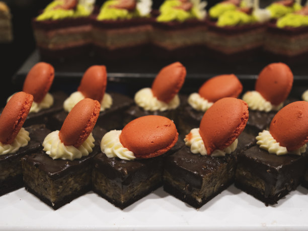 酒店自助餐厅的美味蛋糕图片下载