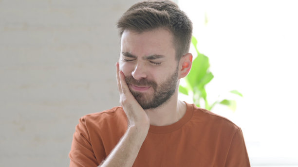 年轻人牙痛，蛀牙图片下载