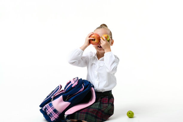 在白色背景上摆弄水果的女孩图片下载