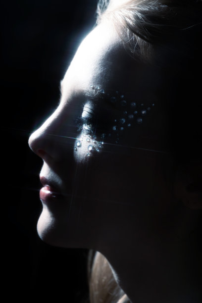 美丽的女人肖像与粘在她的脸上的珠宝图片下载