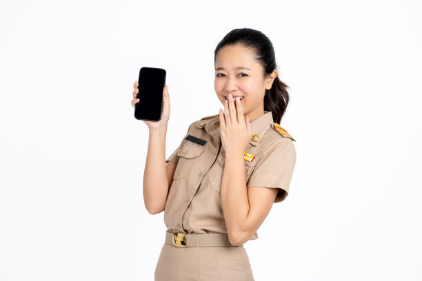 身穿淡黄色泰国政府制服的亚洲女企业家的照片，正在用白色背景展示或展示孤立的手机应用程序图片下载