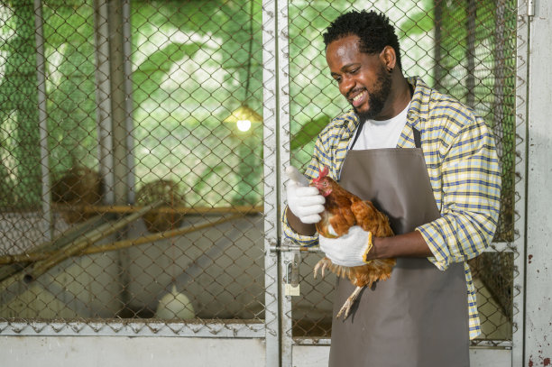 微笑的非洲农学家肖像正在他的农场工作图片下载