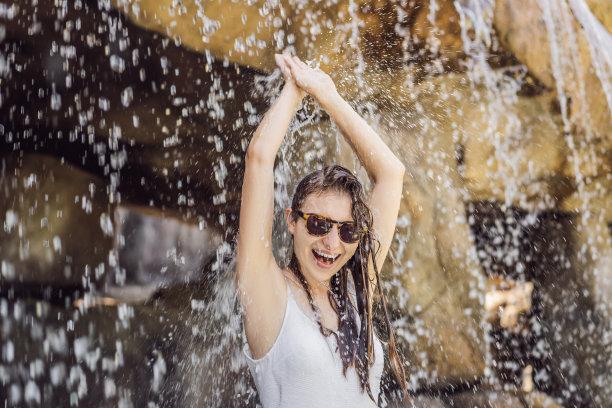 年轻快乐的女子在水下小溪，游泳池，日间水疗，温泉图片下载