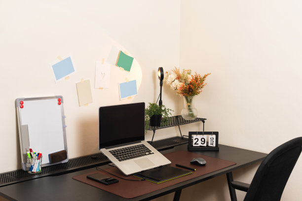 舒适舒适的家庭办公室黑色桌子与笔记本电脑图片下载