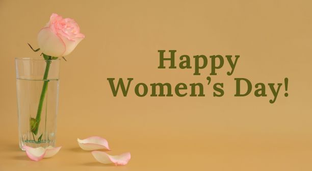 妇女节快乐短信贺卡米色背景上精致的粉色玫瑰。最小的时尚组合。浪漫的粉色玫瑰花。现代美学旗帜。地球中性色调图片下载