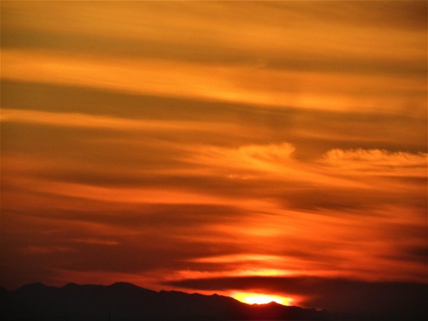 日本。2月底。戏剧性的日落。图片下载