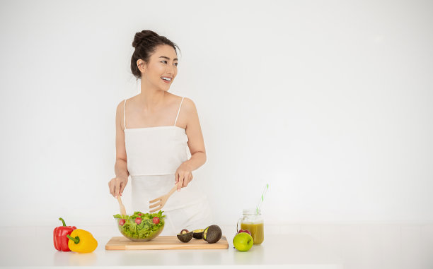 亚洲厨师女孩的肖像烹饪蔬菜沙拉汁在厨房的家。家庭工作新常态生活方式。健康食品环保自制餐，快乐自己做亚洲家庭主妇的理念图片下载