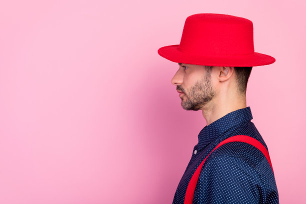 头像集中冷静的年轻人看空空间孤立在粉红色的背景图片下载