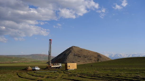 钻探新住宅水井，工业水泵起伏背景图片下载