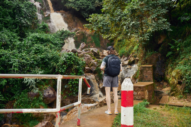 背包客在非洲欣赏美丽的瀑布图片下载