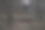 黄昏时拿着头灯在森林中奔跑和跳跃图片下载