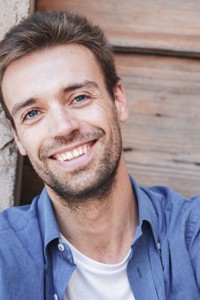 微笑上相的年轻人。图片下载