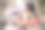 快乐的一家人一起打扫房子。双胞胎姐妹帮妈妈整理公寓。年轻的妈妈和可爱的小女儿在家里洗地板时看着镜头微笑的照片图片下载