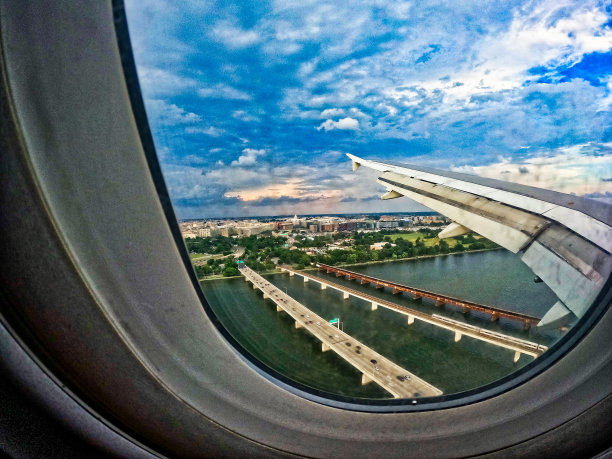 一架即将着陆的飞机窗外的景象图片下载