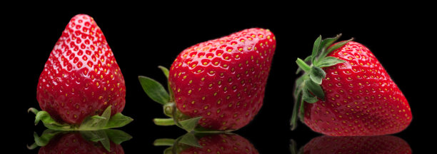 一套大的成熟草莓孤立在黑色的背景图片下载