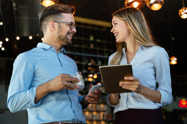 商务人士在办公室工作，有乐趣和聊天图片下载