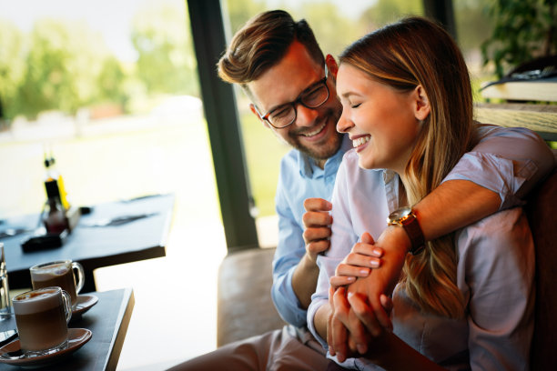浪漫的情侣在咖啡馆约会，享受在一起的时光。图片下载
