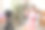 一名年轻女孩是社交媒体上的影响者。孩子对着镜头挥手拿洗衣粉，宣传洗衣粉，合作付费广告图片下载