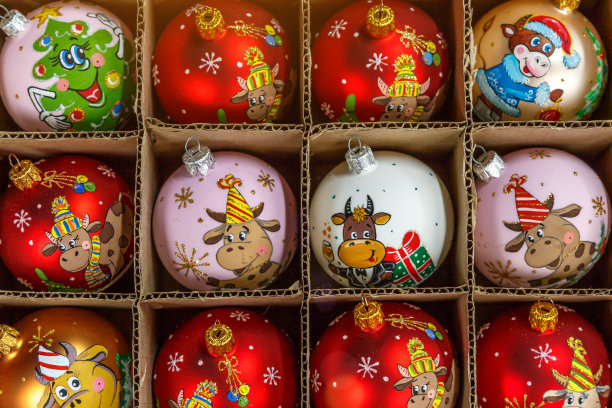 圣诞快乐，可爱的节日装饰收起来，美丽的新年玩具。圣诞市场的玻璃圣诞球。图片下载