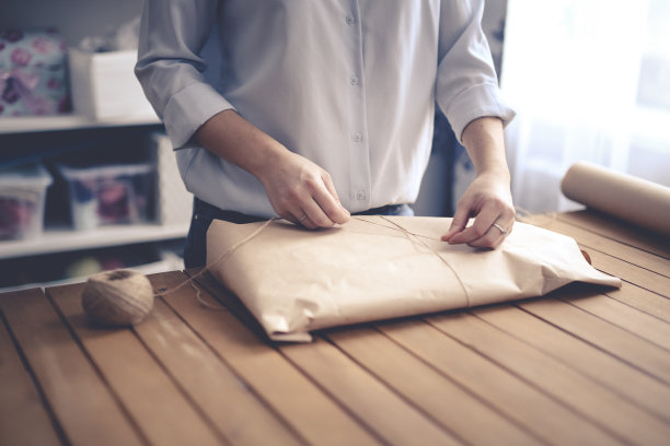 妇女用牛皮纸包装手工艺品图片下载