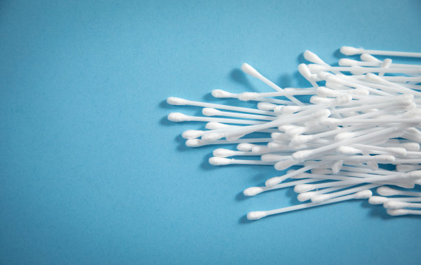 蓝色背景上的棉签或棉签用于清洁耳朵。图片下载