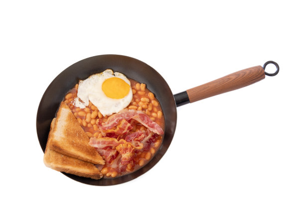 在平底锅里用白底煎鸡蛋、番茄豆和培根图片下载