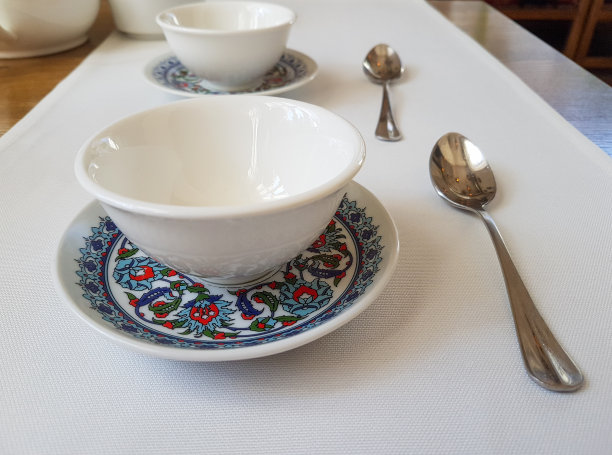 餐厅里的两个空茶碗图片下载