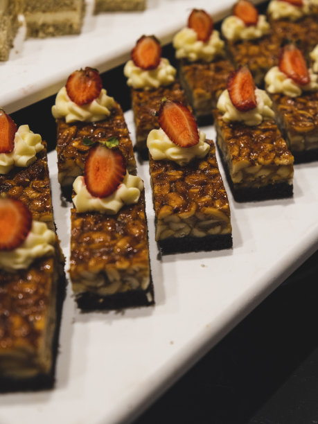 酒店自助餐厅的美味蛋糕图片下载