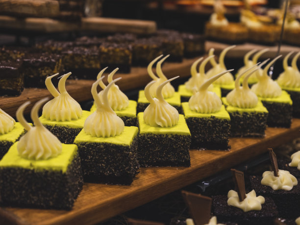 酒店自助餐厅的美味蛋糕图片下载