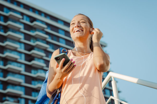 年轻的金发女子在运动训练后恢复体力图片下载