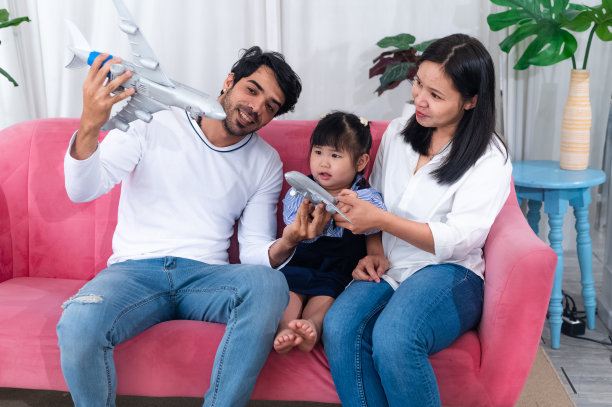 爸爸妈妈女儿，家庭幸福妈妈，爸爸孩子女儿在家图片下载