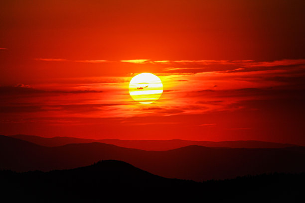 日落在山上的云里图片下载