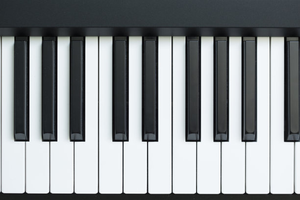 钢琴键特写。前视图。关闭了。黑色和白色。图片下载