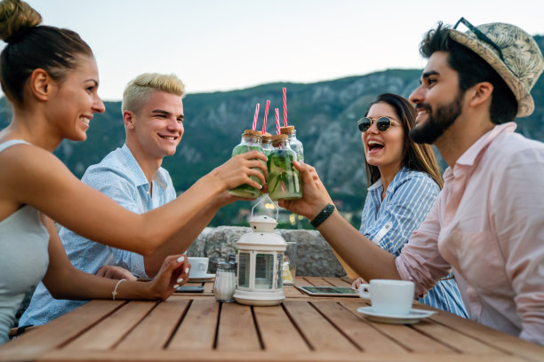 休闲度假和美食度假理念。快乐的朋友在夏季聚会上共进晚餐图片下载