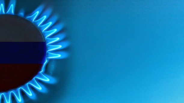 蓝色天然气火焰与空间的文本浅蓝色的背景图片下载