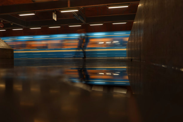 地铁站里出现了无法辨认的人图片下载