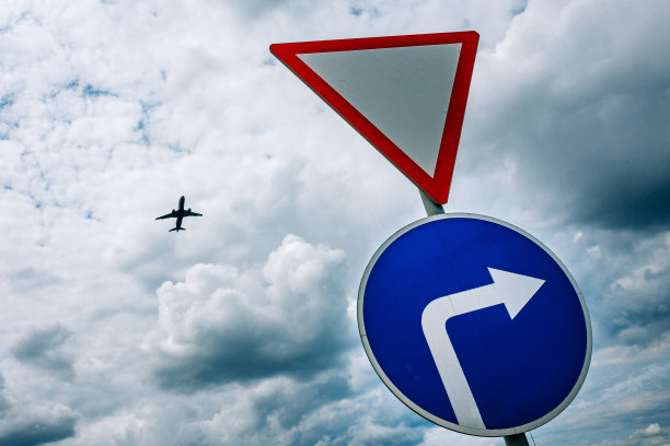 天空中的飞机图片下载