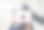 站在户外用平板电脑看新闻的女人图片下载