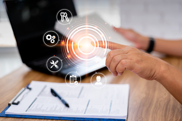 汽车业务概念和技术在虚拟屏幕上，手拿一个人点图标服务流程，把汽车空调系统的空气滤清器放在汽车服务中心笔记本电脑的桌面上图片下载