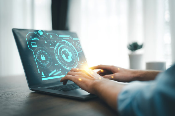 商人在办公室用笔记本电脑工作。开发网络安全系统。智能IT程序员编程。网络安全。用户隐私和加密。云计算和数字化图片下载