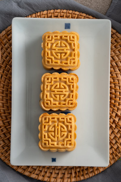 美味的绿豆月饼中秋节食品月饼在灰色的桌子背景。图片下载