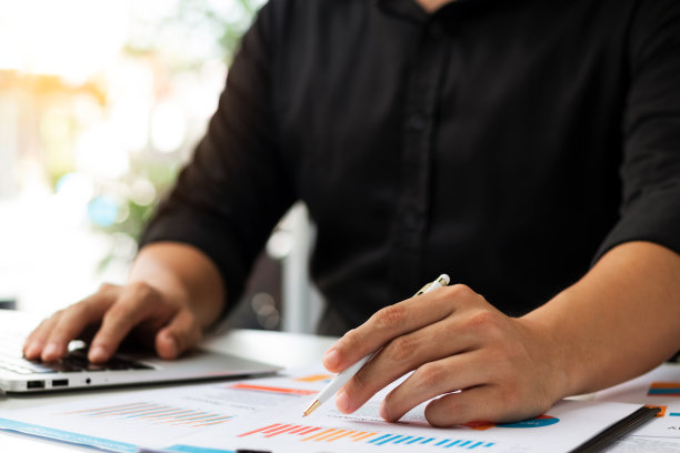 商人分析业务报告图和财务图，金融经济概念，股票市场研究，银行业务。图片下载