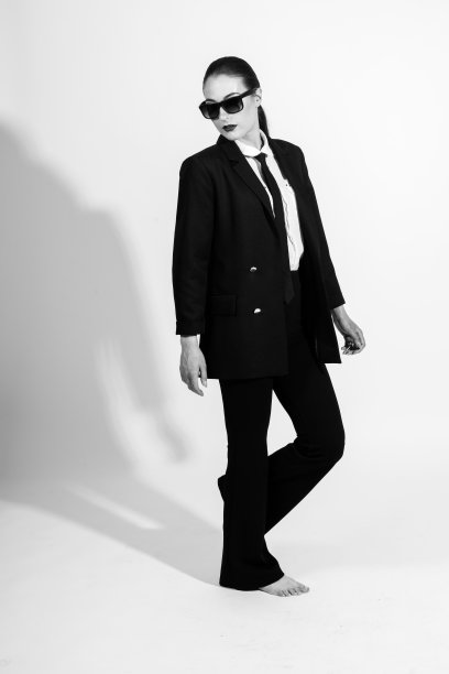 女人与经典的黑色西装和太阳镜图片下载