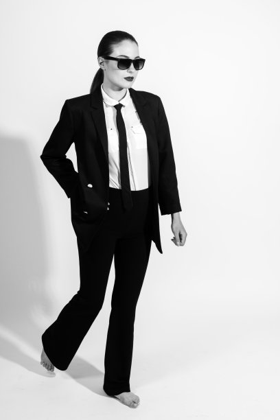 女人与经典的黑色西装和太阳镜图片下载