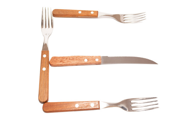 3把叉子和1把木柄的刀在白底上拼出字母E图片下载