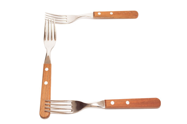 3把木柄的叉子在白底上拼出字母C图片下载