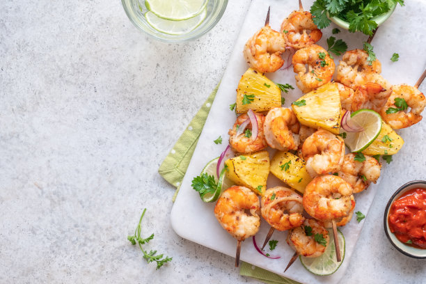 烤虾串和菠萝图片下载