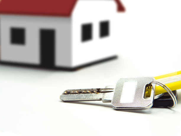 钥匙和白色背景的房子。图片下载