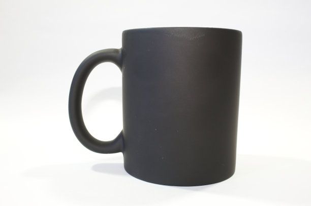 白色背景的黑色陶瓷杯图片下载