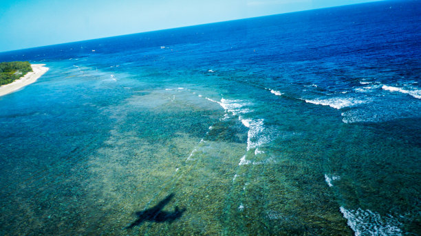 影子飞机降落在海上图片下载